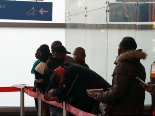 “¿Y el ébola qué”: por comentario racista y xenófobo criticaron duramente a periodista de Semana