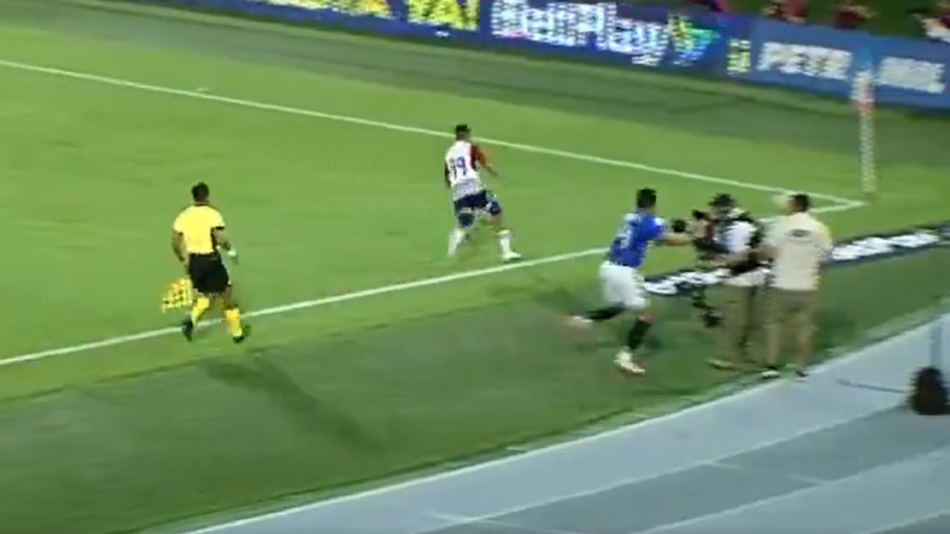 Futbolista del Boyacá Chicó le propinó tremendo golpazo a camarógrafo de Win Sports