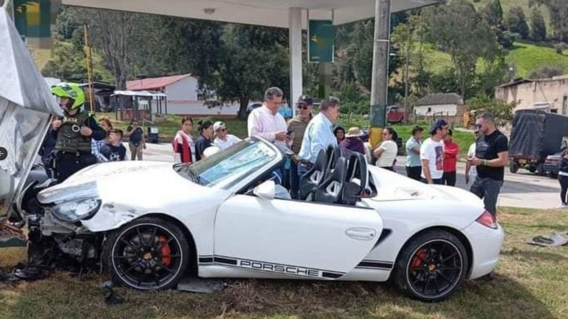 Un carro Porsche se estrelló con un motociclista en la vía que conduce de Bogotá a Tunja
