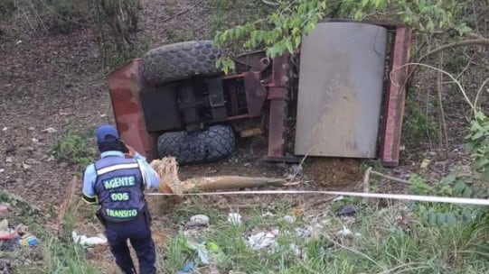 Foto accidente laboral en Arjona deja un trabajador muerto: máquina pesada le cayó encima en plena obra vial.