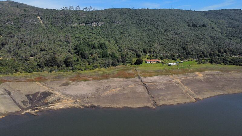 Detalle del bajo nivel de agua en el Embalse de San Rafael, en el municipio de La Calera, Cundinamarca, durante el ‘Fenómeno del Niño’ en abril de 2024