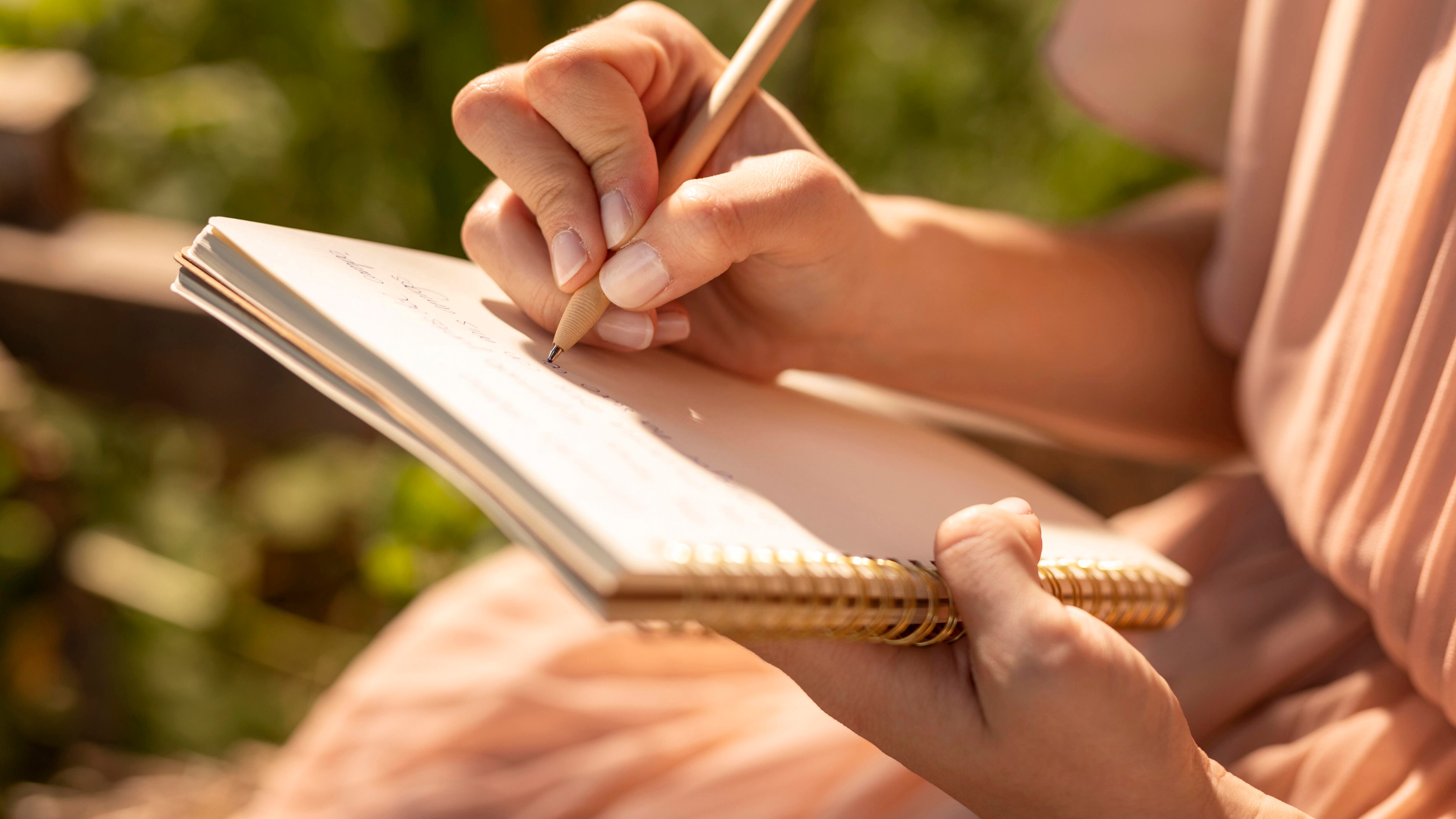 El journaling es una técnica para registrar pensamientos, reflexiones, experiencias y hábitos en un cuaderno, en una agenda o en alguna aplicación móvil o computadora. Foto: Freepik.