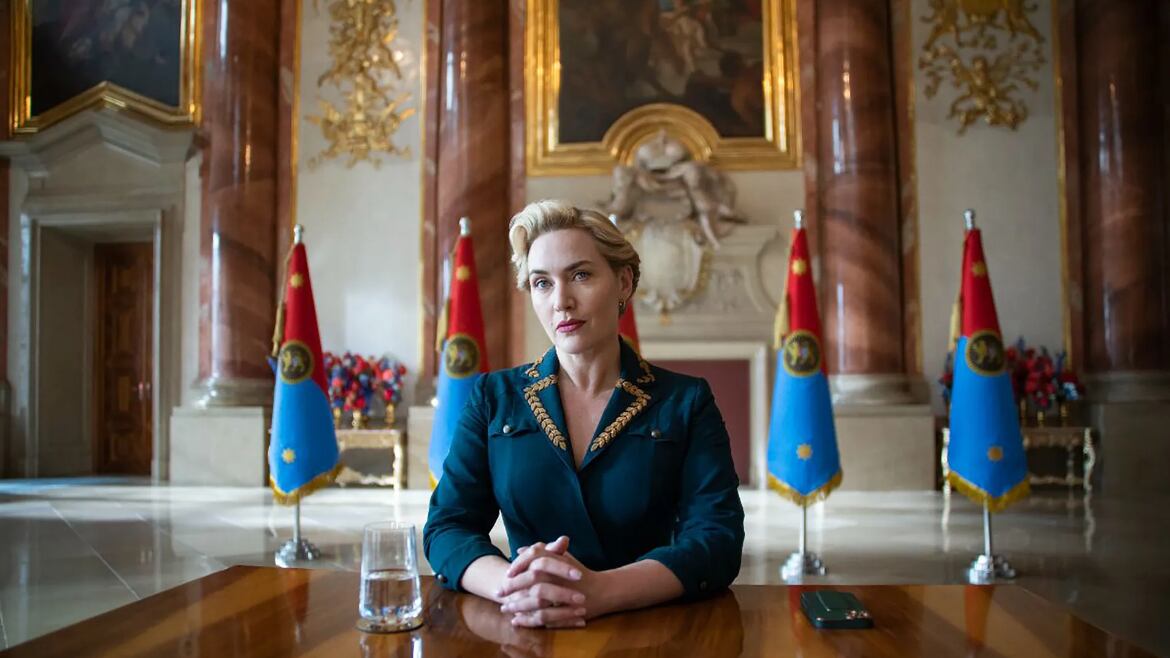 La actriz Andrea Riseborough hace el papel de Agnes, la directora del palacio, mano derecha de la canciller (Kate Winslet).