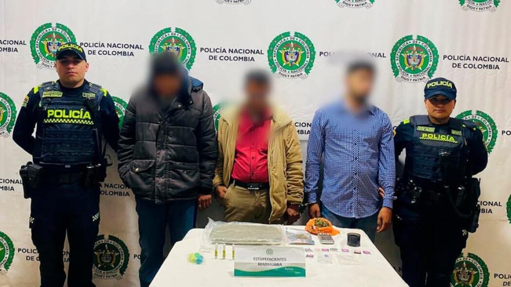 Capturan a tres hombres quienes transportaban marihuana en un taxi.