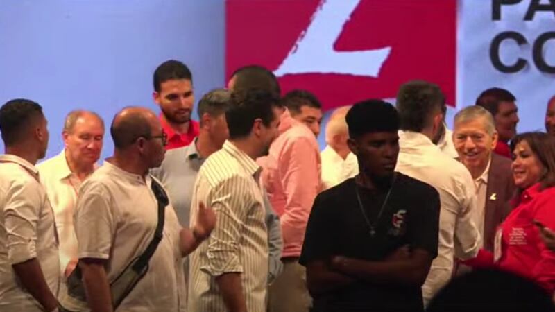 Tras grescas e insultos en el Partido Liberal, César Gaviria fue reelegido como director