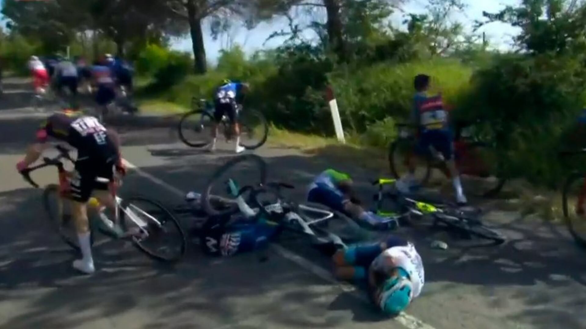 Colombiano se cayó y quedó debajo de su bicicleta en la Etapa 6 del Giro de Italia