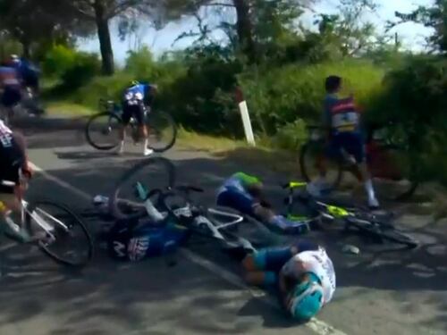 Colombiano se dio terrible ‘suelazo’ y quedó debajo de su bicicleta en la Etapa 6 del Giro