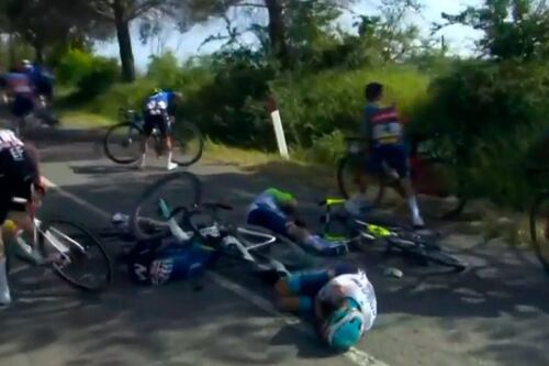 Colombiano se dio terrible ‘suelazo’ y quedó debajo de su bicicleta en la Etapa 6 del Giro