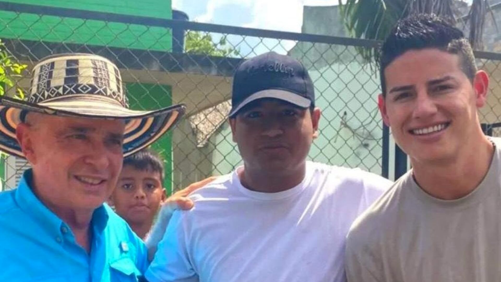 James Rodríguez fue invitado por Álvaro Uribe y arribó en jet privado a la finca El Ubérrimo