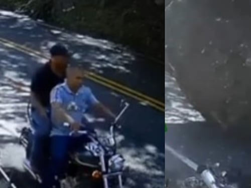 Enorme roca aplastó una moto y el dueño salió sin un rasguño: el extraño accidente en Dabeiba, Antioquia