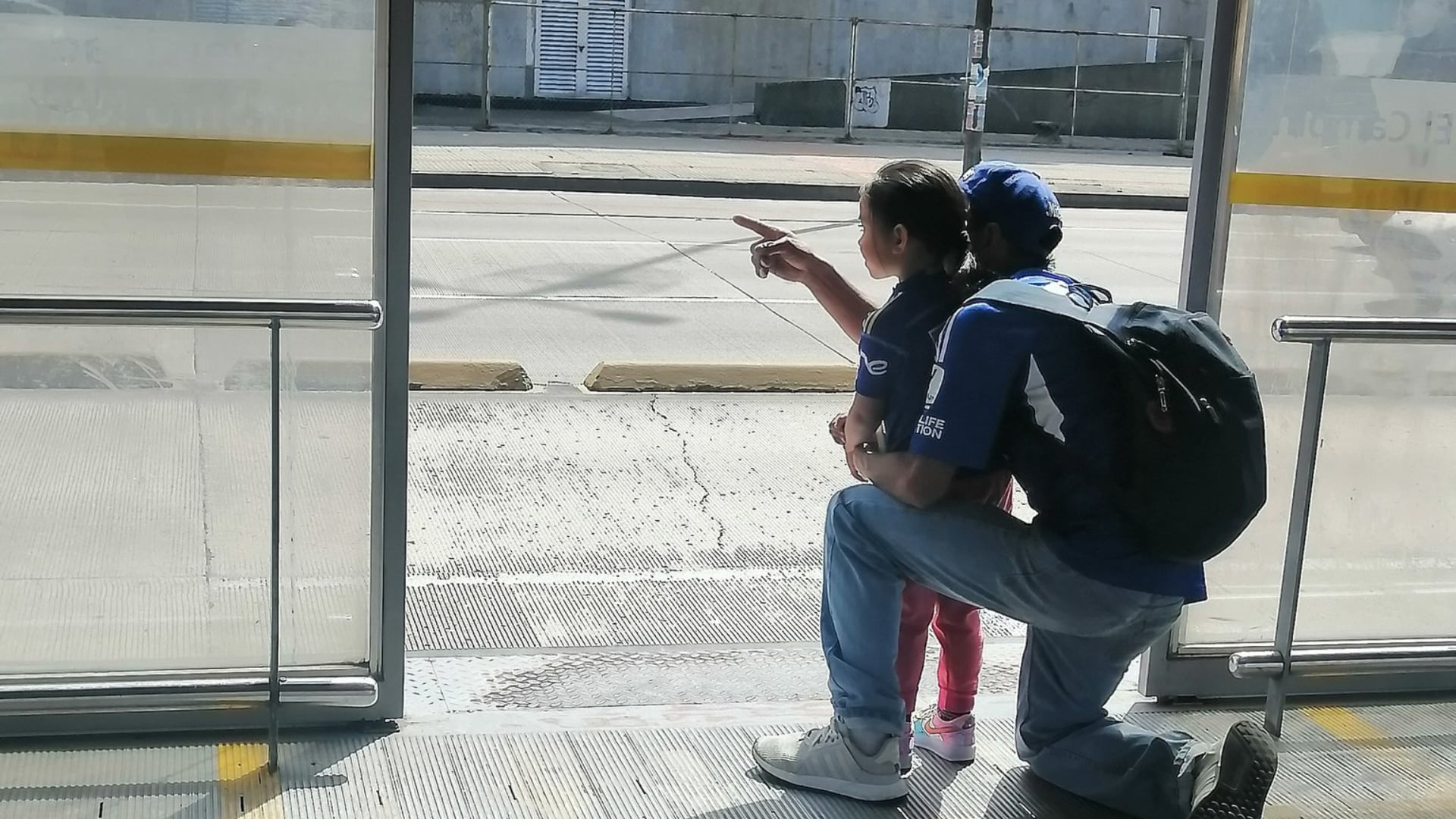 Hincha de Millonarios mostrándole El Campín a su hija