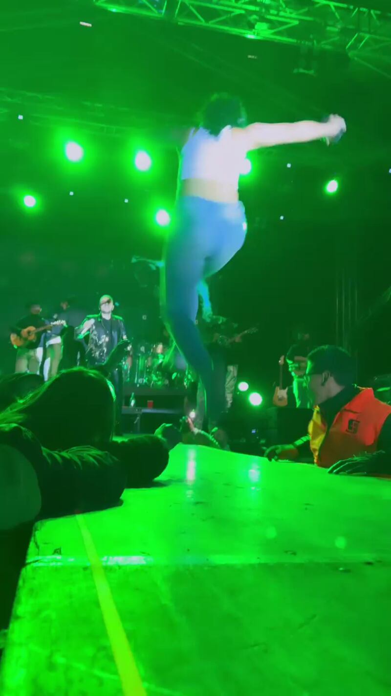 Jessi Uribe fue sorprendido por una fanática en pleno concierto