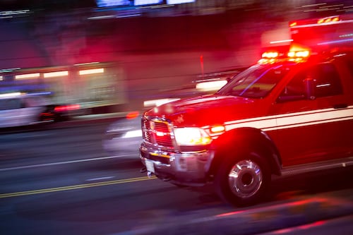 Video: paramédico pierde la vida atropellado por un camión, mientras auxiliaba a un paciente en la vía