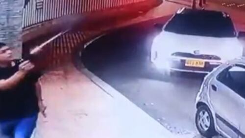 Foto de hombre que fue captado disparando en conjunto residencial en Bogotá.