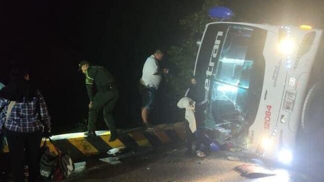 Un bus de la empresa Copetran, con placas NTN669, sufrió un grave accidente mientras cubría la ruta Maicao – Bogotá.