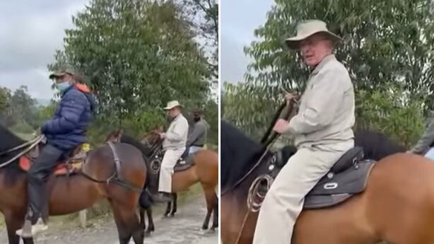 Uribe montando a caballo cerca de su casa