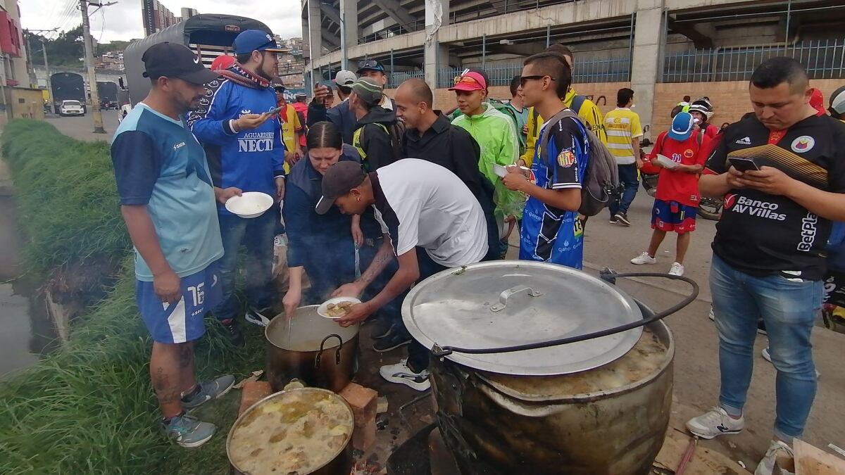 ¡Viva el fútbol en paz! Hinchas de Pasto recibieron con sancocho a barra rival