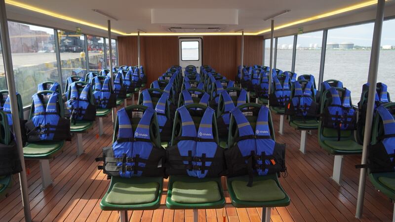 Interior del RioBus en Barranquilla.