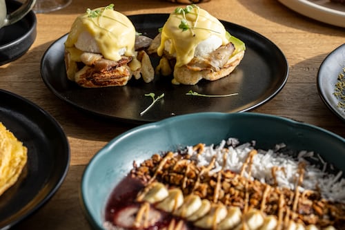 Nuevo brunch rodeado de vegetación exhuberante y con vista panorámica de Medellín