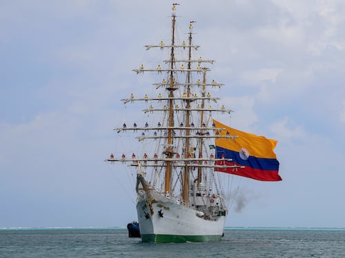 Buscan en el río Magdalena a grumete que cayó desde el Buque ARC Gloria en Barranquilla