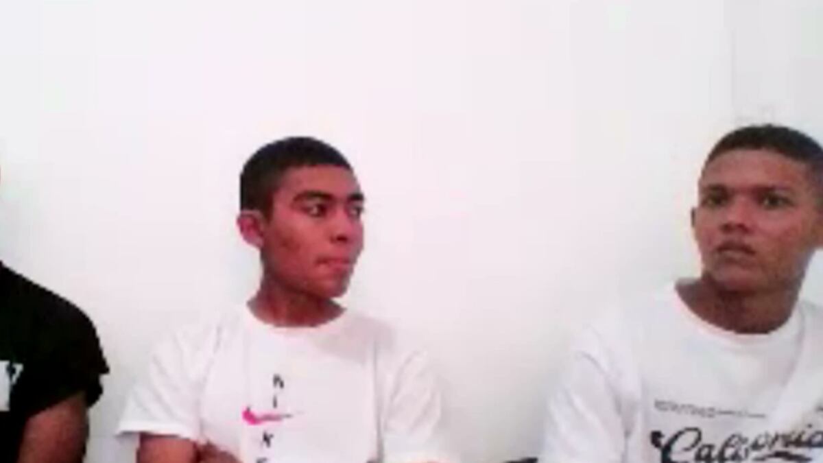 Soldados señalados de causarle la muerte a un perro.