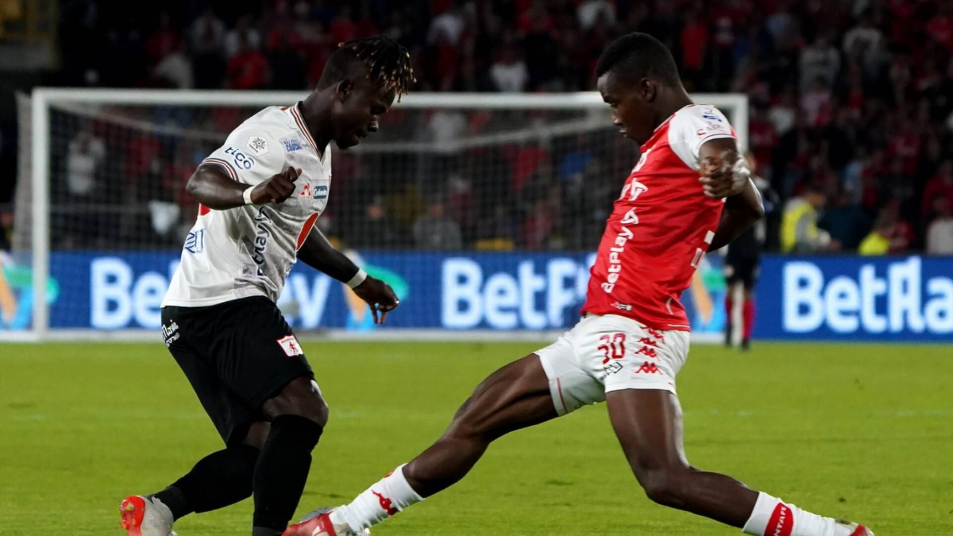 Discusión entre jugadores de Santa Fe y América