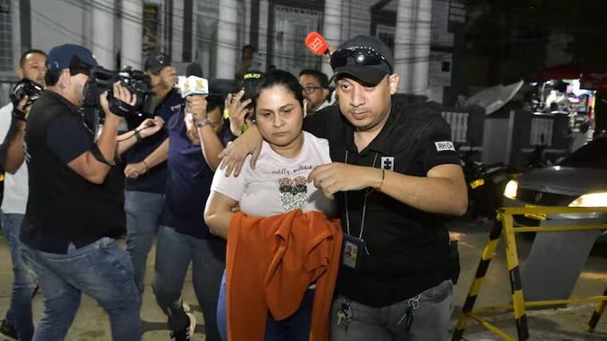 Foto de Dayana Jassir tras ser trasladada a prisión por el crimen de su esposo en Barranquilla..