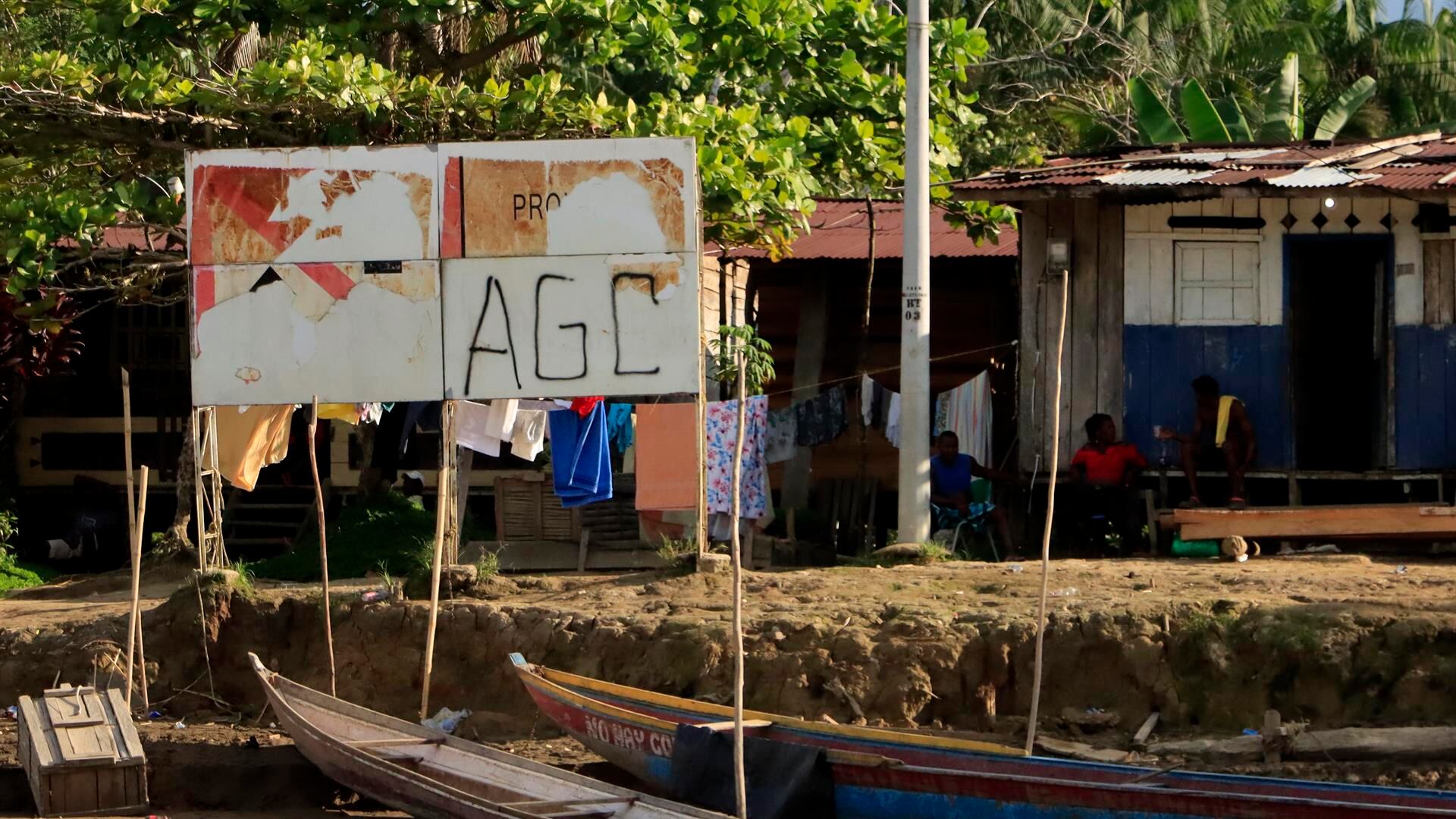 Fotografía del 3 de mayo de 2022 de un grafiti en el se lee AGC, siglas para Autodefensas Gaitanistas de Colombia -también conocidas como Clan del Golfo- que paramilitares pintaron en un pequeño poblado a 15 minutos de Quibdó, capital del departamento de Chocó (Colombia).