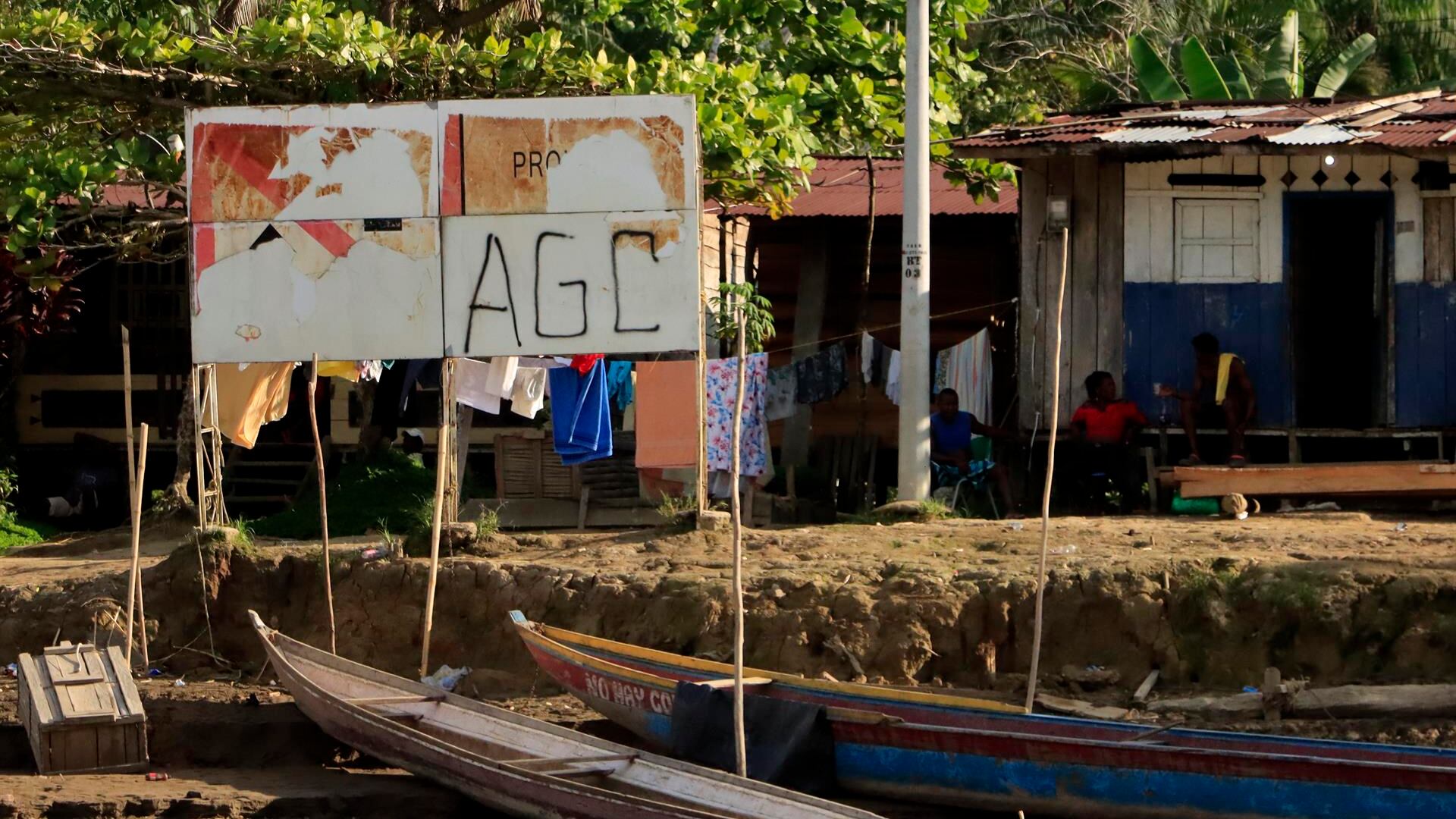 Fotografía del 3 de mayo de 2022 de un grafiti en el se lee AGC, siglas para Autodefensas Gaitanistas de Colombia -también conocidas como Clan del Golfo- que paramilitares pintaron en un pequeño poblado a 15 minutos de Quibdó, capital del departamento de Chocó (Colombia).