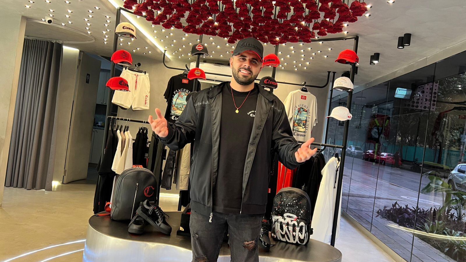 Del arte a la pasarela global: Clemont impulsa el talento joven colombiano en la industria textil.