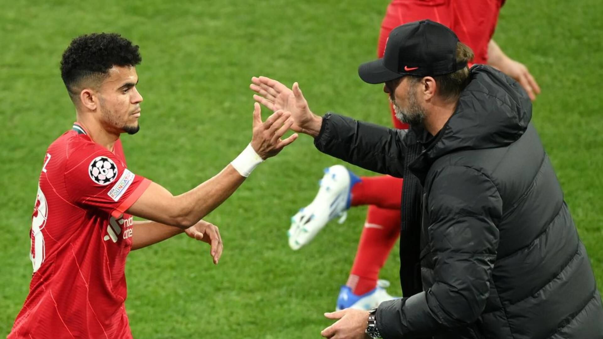 Abrazo entre Jürgen Klopp y Luis Díaz después de su golazo contra Crystal Palace