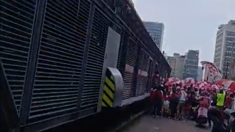 Caos en Bogotá por cuenta de hinchas de Santa Fe: Estaciones de TransMilenio dejaron de operar