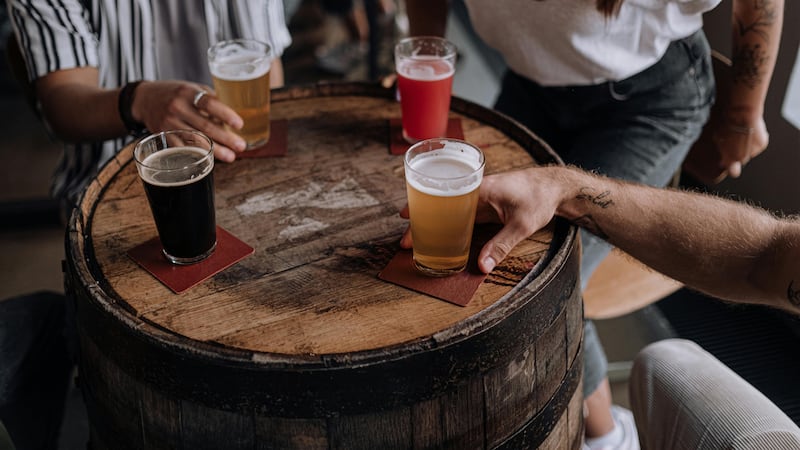 Bogotá se suma a la tendencia after office con noches de cerveza, DJ y planes entre semana