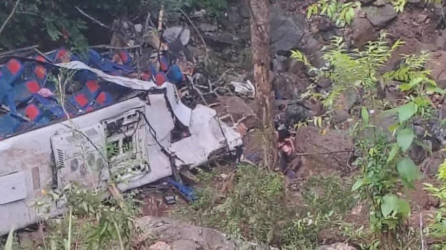 Foto de la escena del accidente de bus donde murieron 16 estudiantes en Antioquia.
