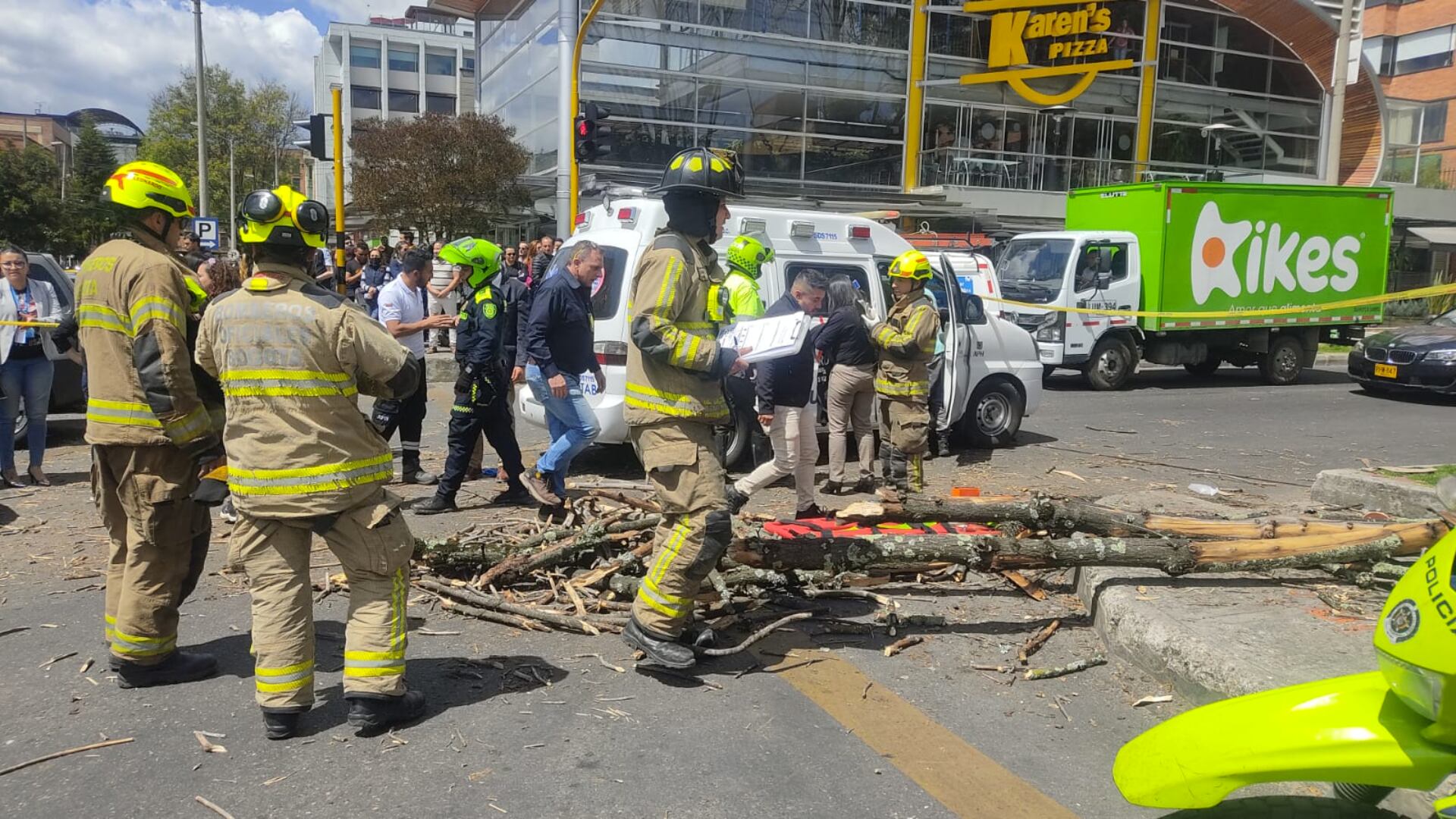 Caída de árbol por la Calle 94 dejó tres personas lesionadas: más de uno salió a ver qué pasó