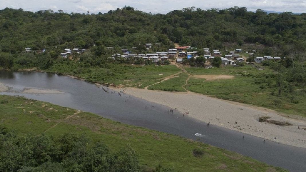 Hallan cuerpos de tres personas en un río fronterizo con Panamá