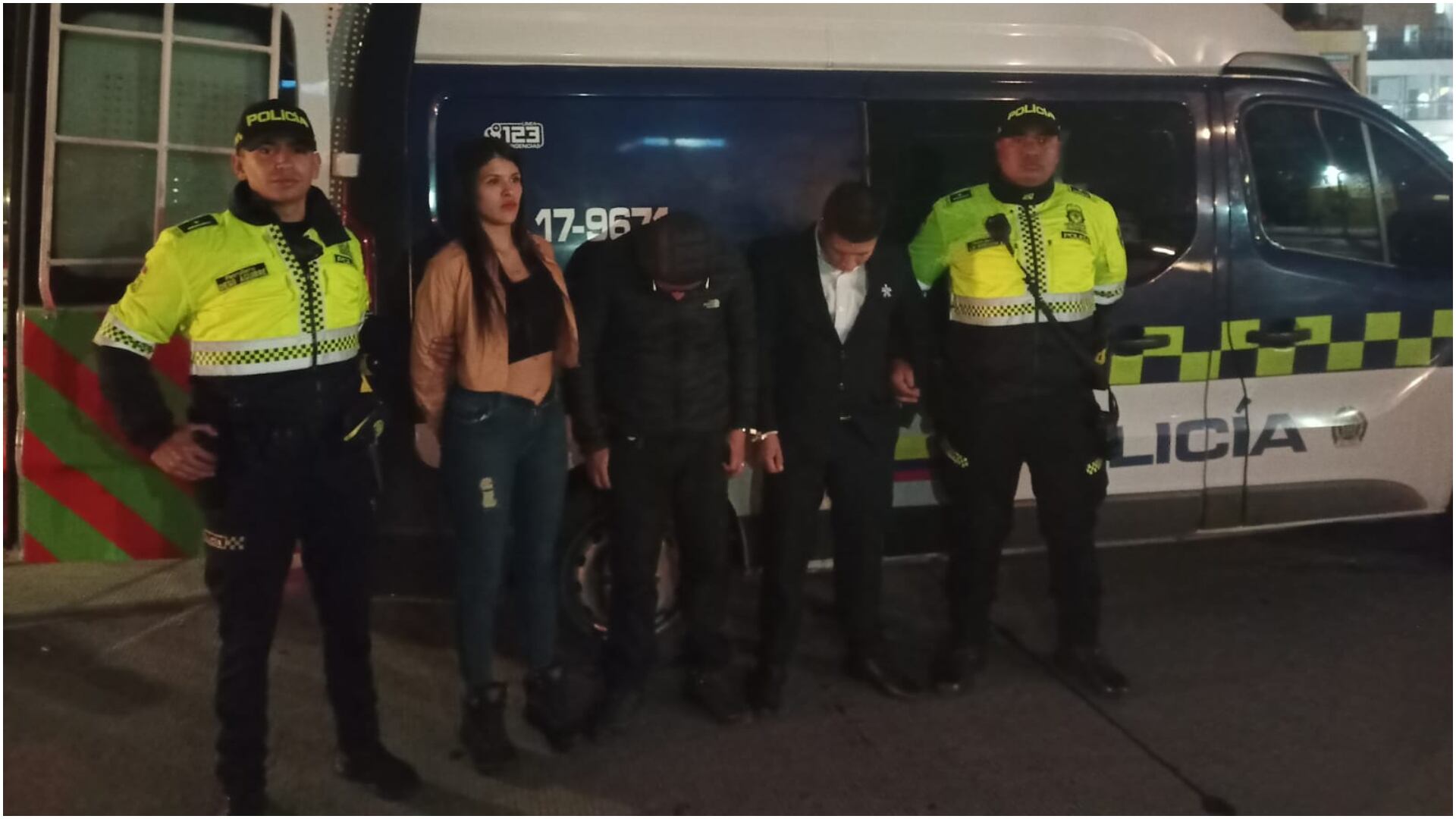 Estos capturados fueron puestos a disposición de la Fiscalía General de la Nación por el delito de hurto. (Foto de la Policía de Bogotá)
