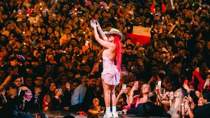 Para algunas personas en las redes sociales el vestuario escogido por Karol G para su presentación no fue el más adecuado.