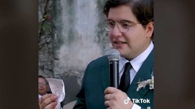 Novio muestra en su boda una servilleta con mensaje de amor de su novia, guardada desde hace años