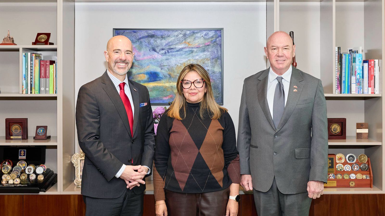 Reunión de la fiscal Luz Adriana Camargo, con el director de la DEA, Terrance C. Cole y el encargado de Negocios de la Embajada, John McNamara.