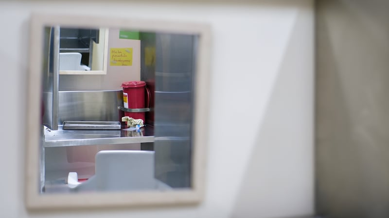 Cubículo individual de consumo diseñado para la privacidad y eliminación de residuos en entornos de consumo de drogas.
