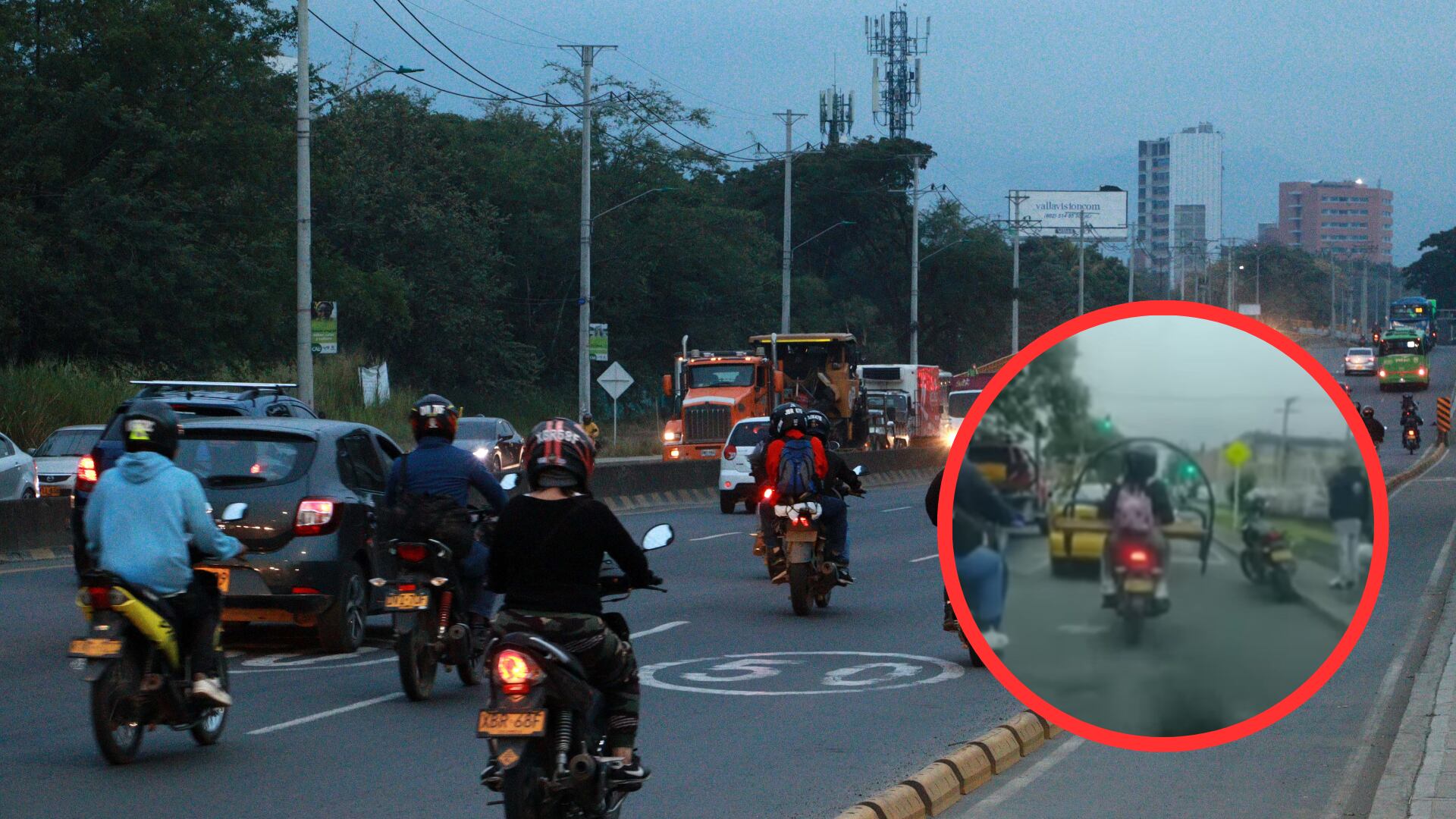 Fueron grabados transportando una cama en una moto