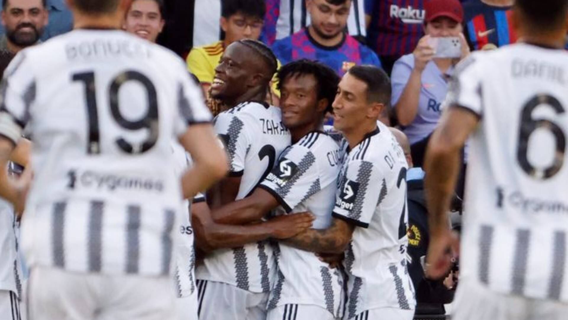 Cuadrado da asistencia en el partido de Juventus contra el Barcelona