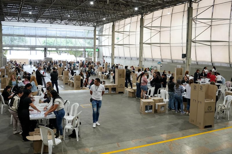 Imágenes de la jornada electoral en Antioquia: ciudadanos votando, jurados de mesa, puestos de votación y el conteo de votos al cierre de las urnas.