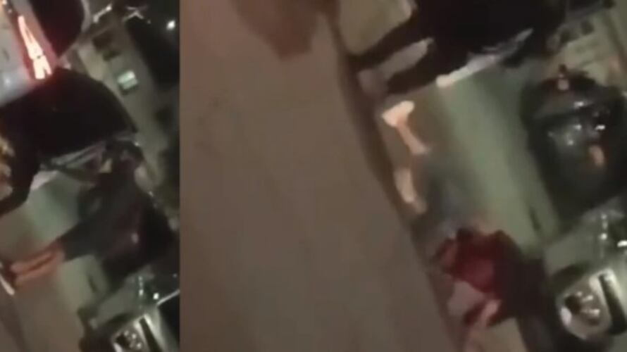 El uniformado sacó a la fuerza a la mujer del carro en un aparente caso de violencia intrafamiliar en Cartagena.