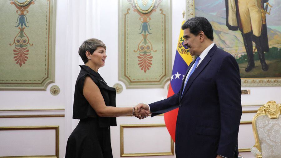 Verónica Alcocer y Nicolás Maduro en Caracas