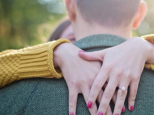 Dejó a su marido por un amigo de la infancia y la estafó por casi USD 90.000