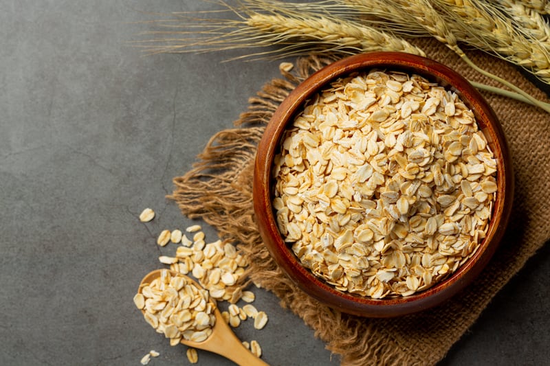 La avena es un cereal que ofrece beneficios importantes para la salud, ya que contiene una gran cantidad de proteínas (similar a la que aportan la carne, la leche o el huevo), vitaminas, minerales, grasas insaturadas y más. Foto: Freepik.