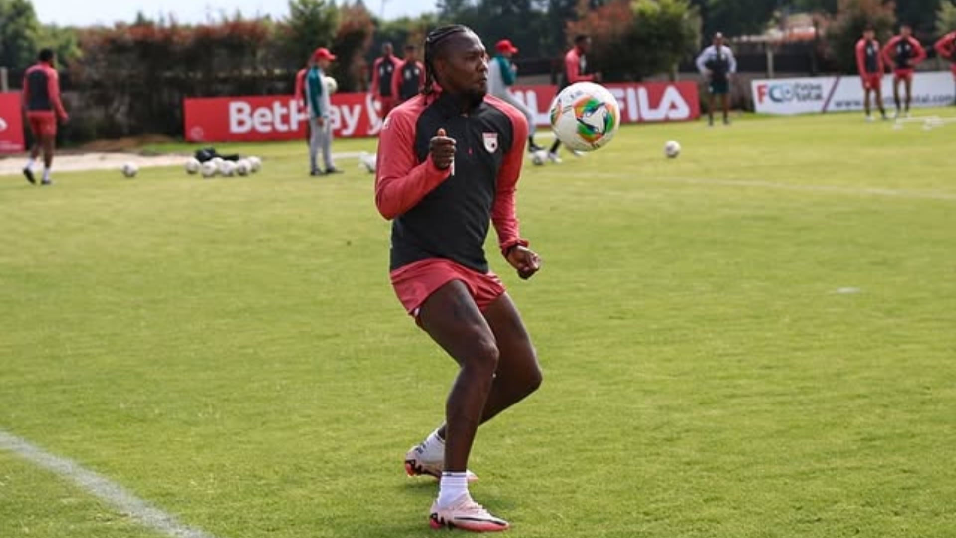 Hugo Rodallega recordó cuando una fan le dio un beso en la boca frente a su esposa