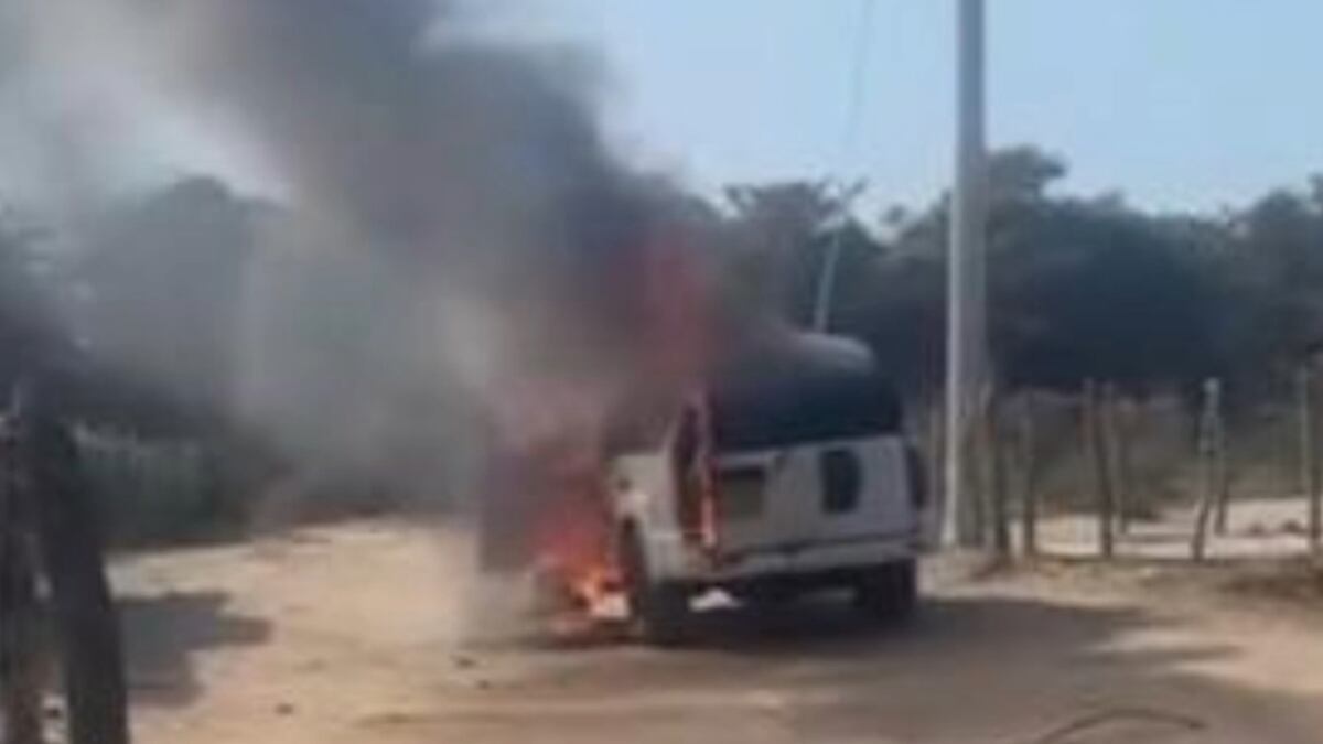 Foto de carro incinerado después del robo en el aeropuerto de Riohacha.